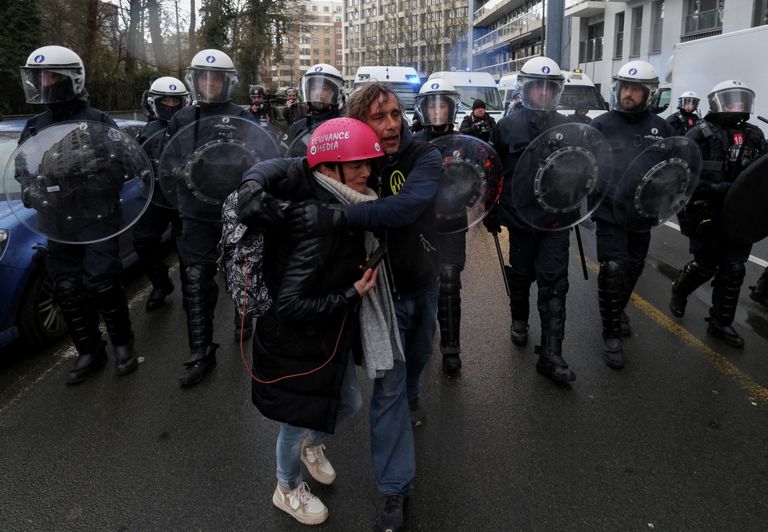 Митингующие в окружении полиции во время акции протеста против ограничений, связанных с COVID-19, Брюссель Митингующие в окружении полиции во время акции протеста против ограничений, связанных с COVID-19, Брюссель