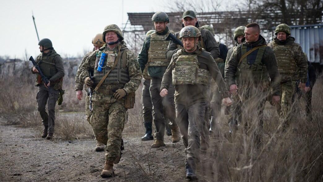 Президент Украины Владимир Зеленский на боевой позиции украинских военных на Донбассе Президент Украины Владимир Зеленский на боевой позиции украинских военных на Донбассе - РИА Новости, 1920, 17.02.2022
