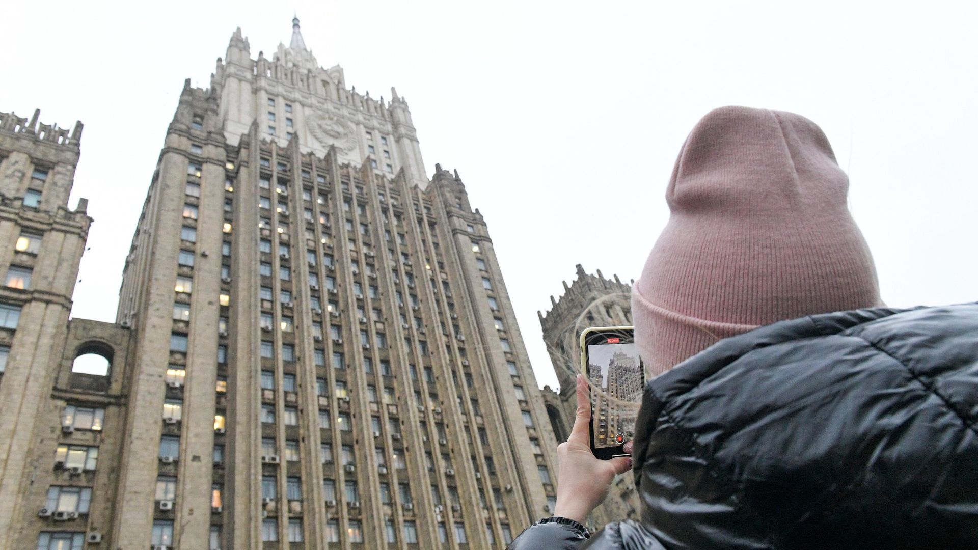 Девушка фотографирует здание Министерства иностранных дел РФ на Смоленской площади в Москве Девушка фотографирует здание Министерства иностранных дел РФ на Смоленской площади в Москве - РИА Новости, 1920, 17.02.2022