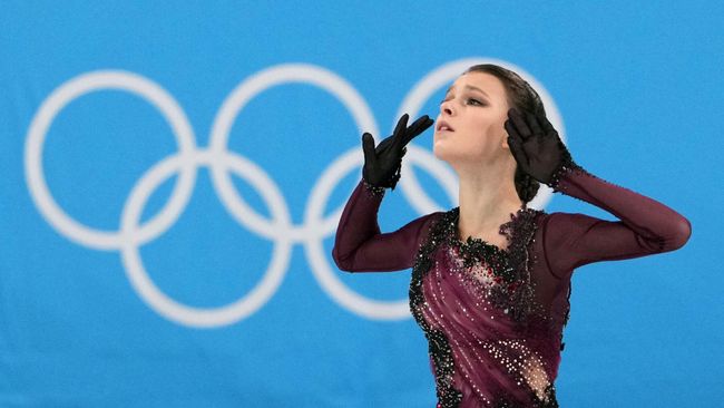 Российская спортсменка Анна Щербакова выступает в произвольной программе женского одиночного катания