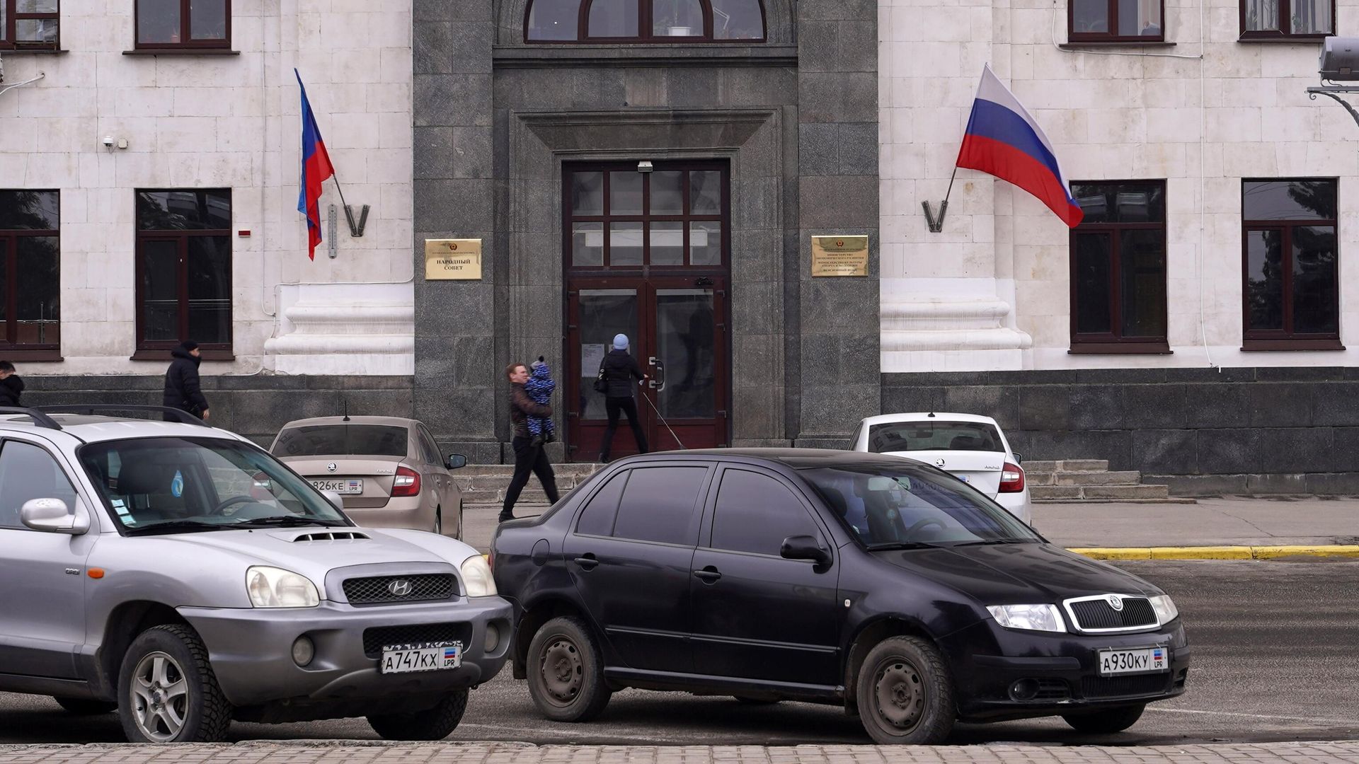 Флаги ЛНР на здании Народного Совета города Луганска Флаги ЛНР на здании Народного Совета города Луганска - РИА Новости, 1920, 21.02.2026