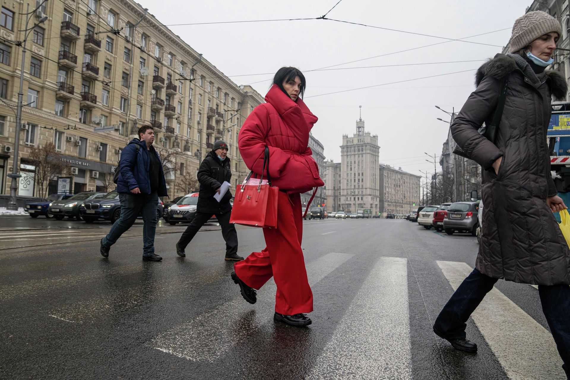 Прохожие переходят дорогу в Харькове Прохожие переходят дорогу в Харькове - РИА Новости, 1920, 18.02.2022