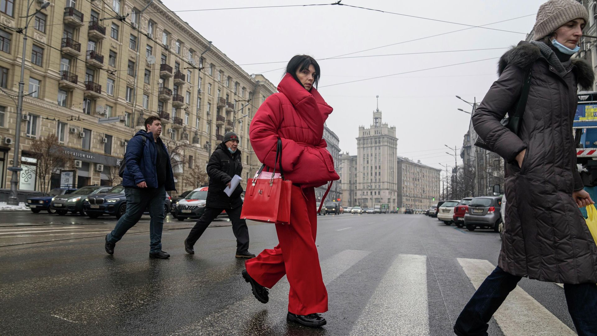 Прохожие переходят дорогу в Харькове Прохожие переходят дорогу в Харькове - РИА Новости, 1920, 07.02.2024