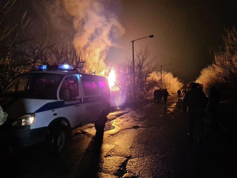 Пожар на месте второго взрыва в Каменнобродском районе Луганска Пожар на месте второго взрыва в Каменнобродском районе Луганска