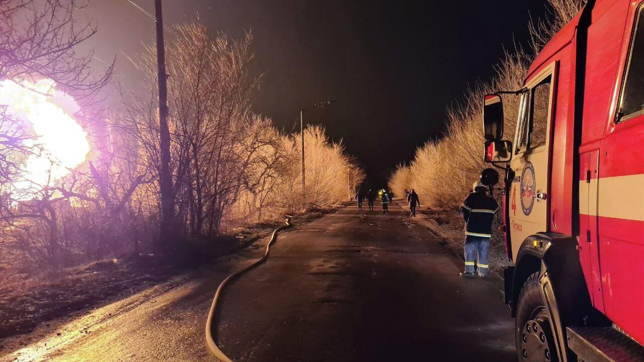 Пожар на месте второго взрыва в Каменнобродском районе Луганска Пожар на месте второго взрыва в Каменнобродском районе Луганска - РИА Новости, 1920, 19.02.2022