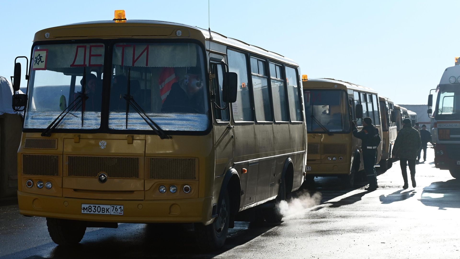 Автобусы на контрольно-пропускном пункте Матвеев Курган в Ростовской области Автобусы на контрольно-пропускном пункте Матвеев Курган в Ростовской области - РИА Новости, 1920, 17.02.2023