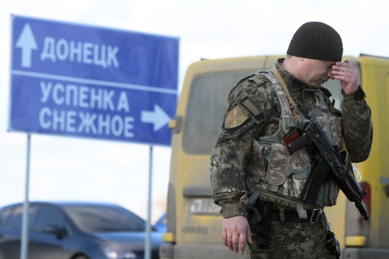 Военнослужащий ДНР у контрольно-пропускного пункта Успенка в Донецкой области Военнослужащий ДНР у контрольно-пропускного пункта Успенка в Донецкой области