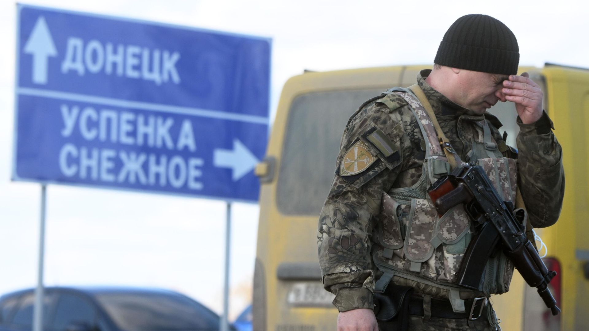 Военнослужащий ДНР у контрольно-пропускного пункта Успенка в Донецкой области - РИА Новости, 1920, 19.02.2022