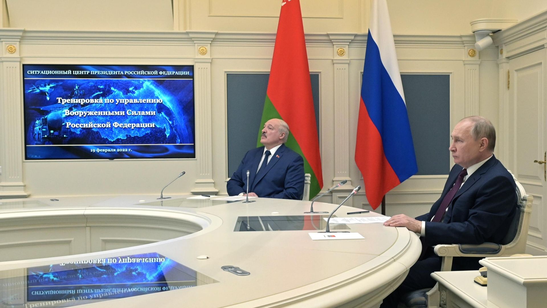 Президент РФ Владимир Путин и президент Белоруссии Александр Лукашенко наблюдают учениями за сил стратегического сдерживания России с пусками баллистических ракет Президент РФ Владимир Путин и президент Белоруссии Александр Лукашенко наблюдают учениями за сил стратегического сдерживания России с пусками баллистических ракет - РИА Новости, 1920, 19.02.2022