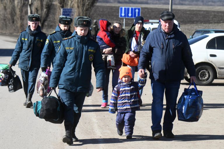 Сотрудники МЧС ДНР оказывают помощь гражданам у контрольно-пропускного пункта Успенка в Донецкой области Сотрудники МЧС ДНР оказывают помощь гражданам у контрольно-пропускного пункта Успенка в Донецкой области