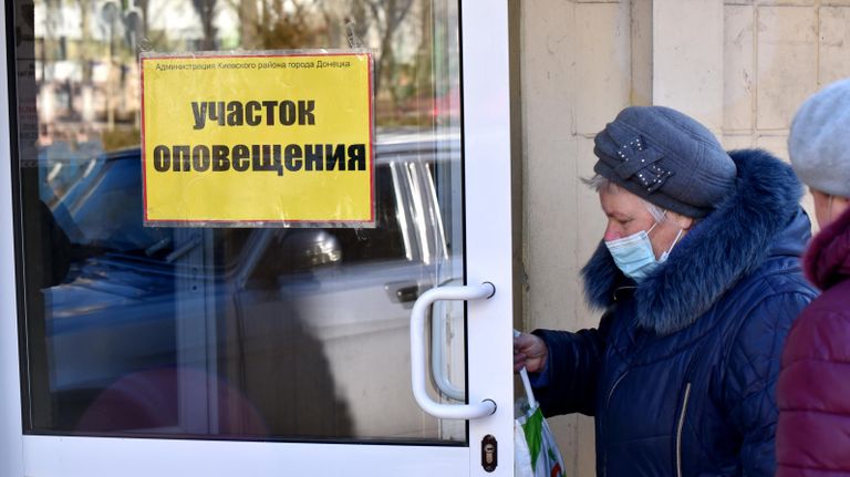 Жители Донецка заходят на участок оповещения в Администрации Киевского района во время массовой эвакуации на территорию России в Ростовскую область