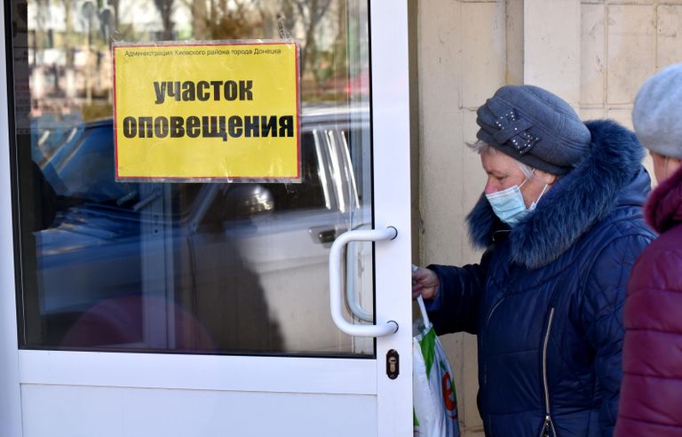 Жители Донецка заходят на участок оповещения в Администрации Киевского района во время массовой эвакуации на территорию России в Ростовскую область Жители Донецка заходят на участок оповещения в Администрации Киевского района во время массовой эвакуации на территорию России в Ростовскую область