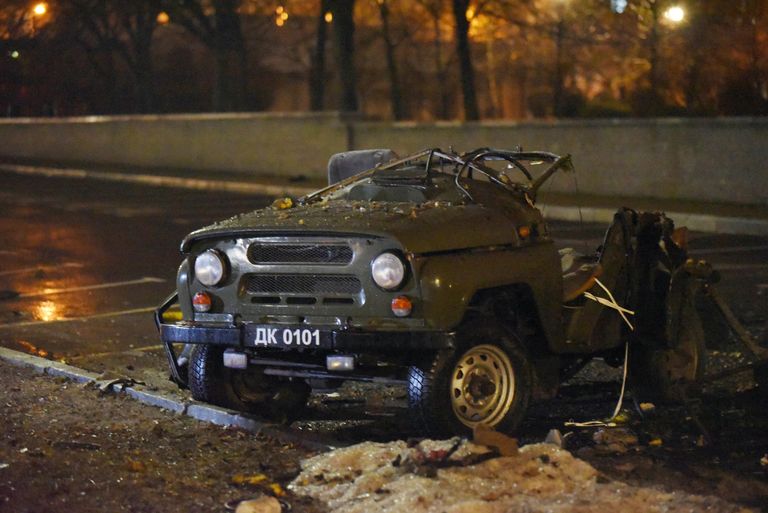 Поврежденная в результате взрыва автомашина в центре Донецка Поврежденная в результате взрыва автомашина в центре Донецка