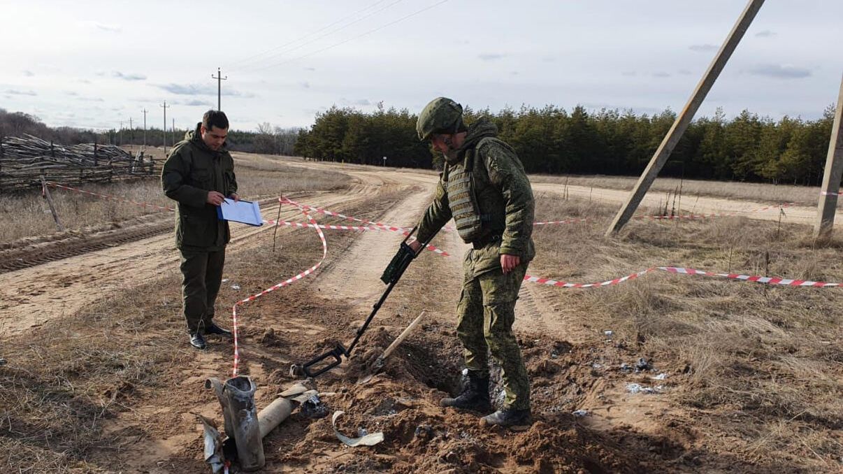 Сотрудники правоохранительных органов России на месте падения снаряда недалеко от границы с Украиной в Ростовской области Сотрудники правоохранительных органов России на месте падения снаряда недалеко от границы с Украиной в Ростовской области - РИА Новости, 1920, 25.02.2022