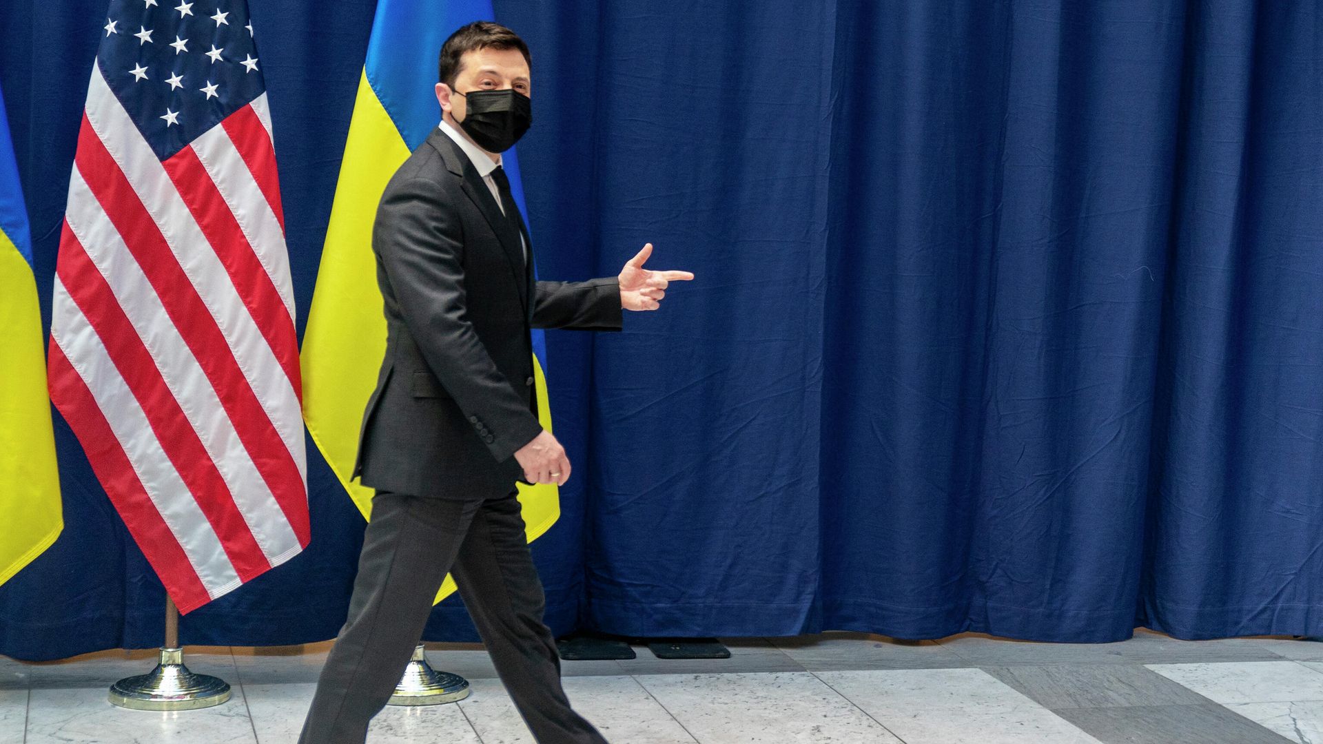 Президент Украины Владимир Зеленский на фоне флагов Украины и США Президент Украины Владимир Зеленский на фоне флагов Украины и США - РИА Новости, 1920, 21.12.2022