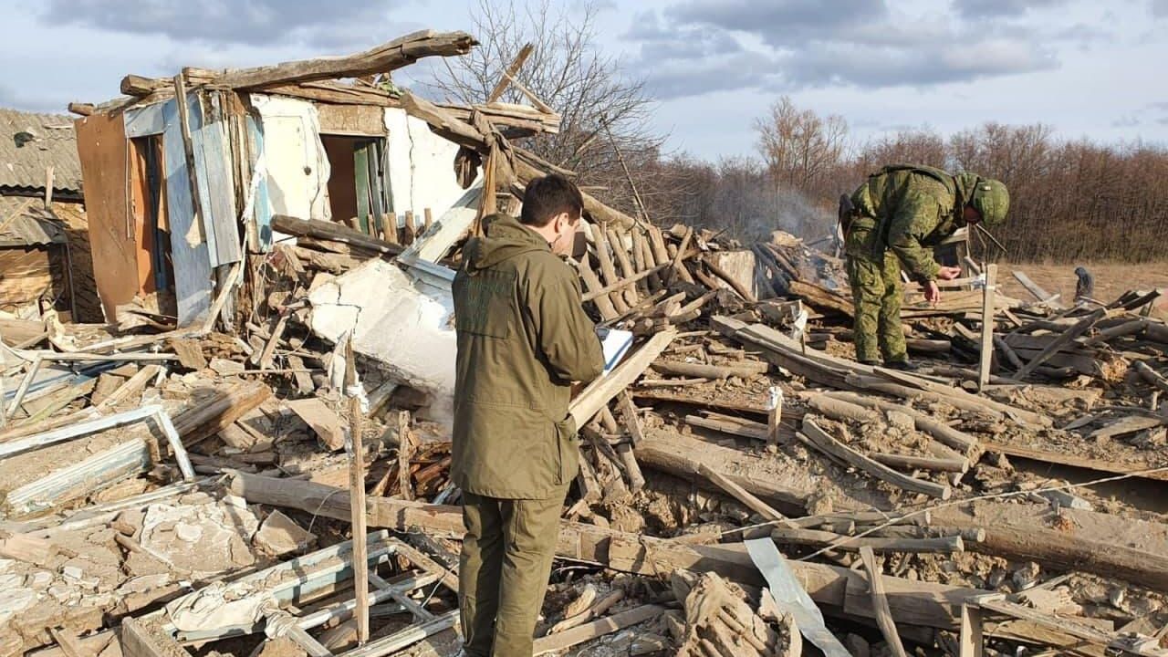 Сотрудники правоохранительных органов России на месте попадания одного из снарядов в Ростовской области Сотрудники правоохранительных органов России на месте попадания одного из снарядов в Ростовской области - РИА Новости, 1920, 20.02.2022