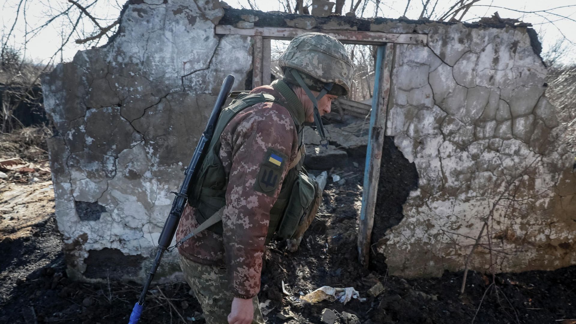 Украинский военнослужащий на линии соприкосновения в Донецкой области Украинский военнослужащий на линии соприкосновения в Донецкой области - РИА Новости, 1920, 19.02.2022