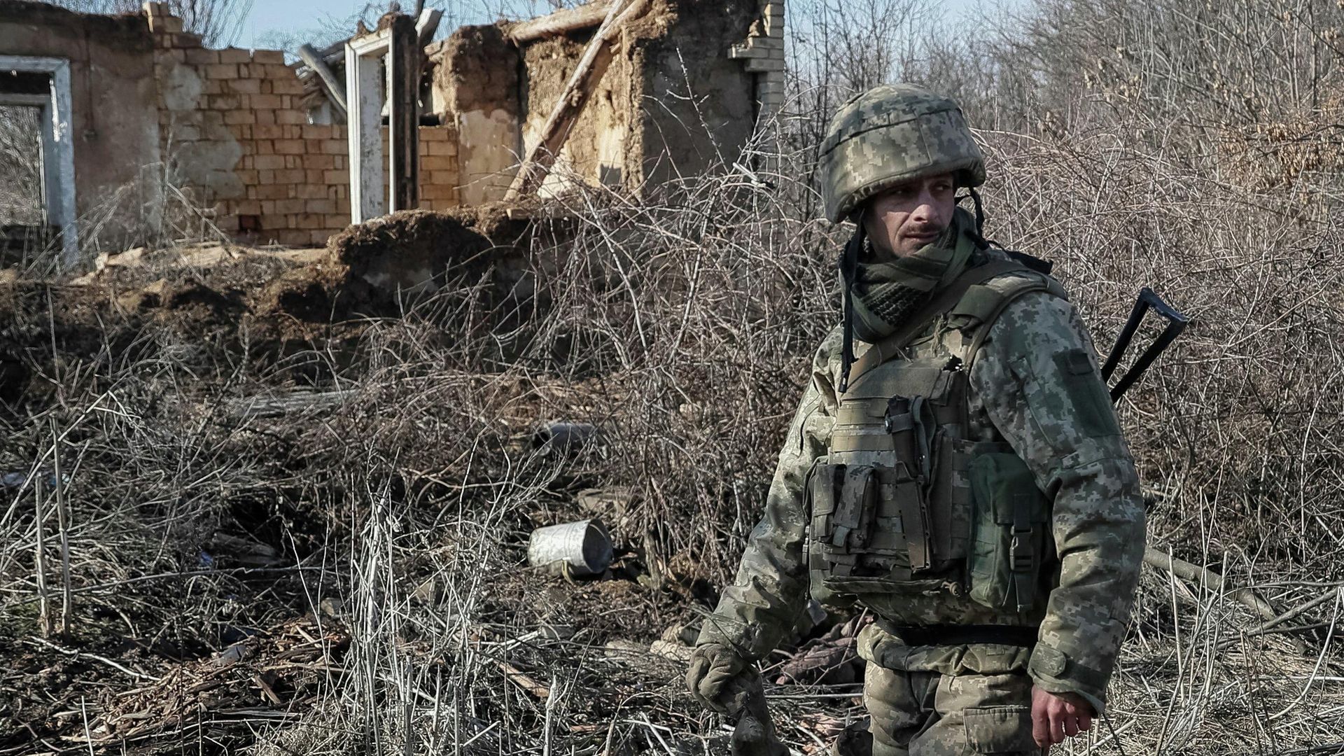 Украинский военнослужащий на линии соприкосновения в Донецкой области Украинский военнослужащий на линии соприкосновения в Донецкой области - РИА Новости, 1920, 20.02.2022