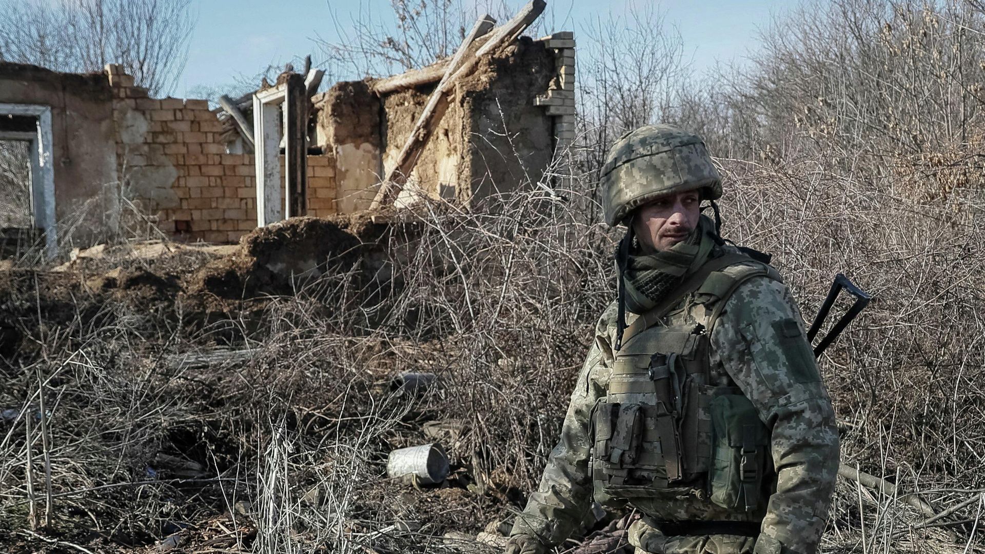 Украинский военнослужащий на линии соприкосновения в Донецкой области Украинский военнослужащий на линии соприкосновения в Донецкой области - РИА Новости, 1920, 19.02.2022