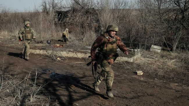 Украинские военнослужащие на линии соприкосновения в Донбассе