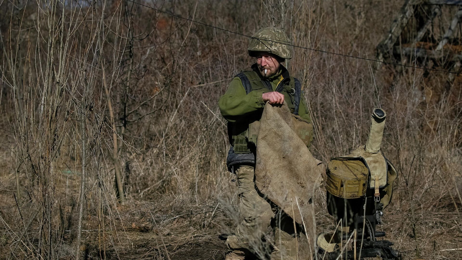 Украинский военнослужащий на линии соприкосновения в Донецкой области Украинский военнослужащий на линии соприкосновения в Донецкой области - РИА Новости, 1920, 23.02.2022