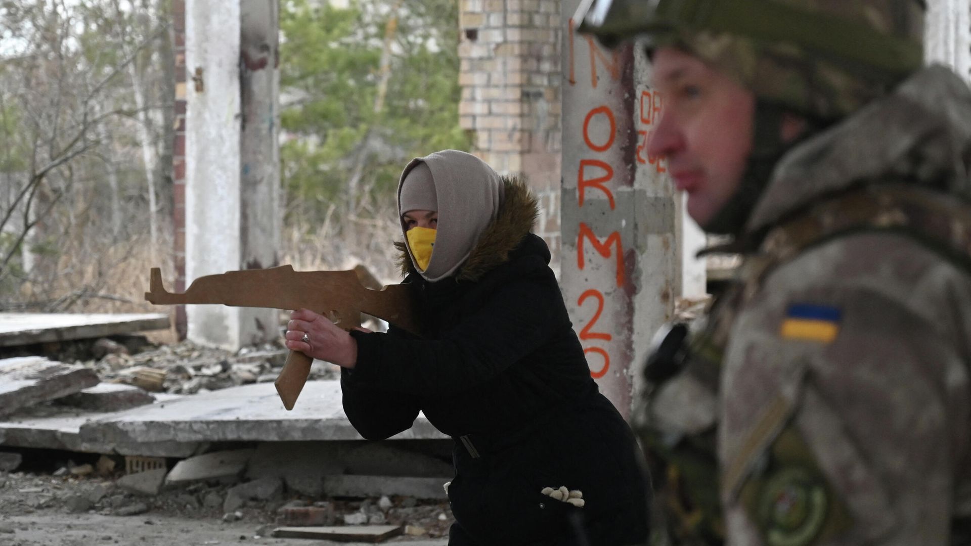 Местная жительница принимает участие в военных учениях для гражданского населения в Киеве, Украина. 19 февраля 2022 Местная жительница принимает участие в военных учениях для гражданского населения в Киеве, Украина. 19 февраля 2022 - РИА Новости, 1920, 20.02.2022