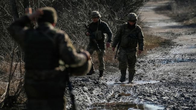Украинские военнослужащие на линии соприкосновения в Донецкой области