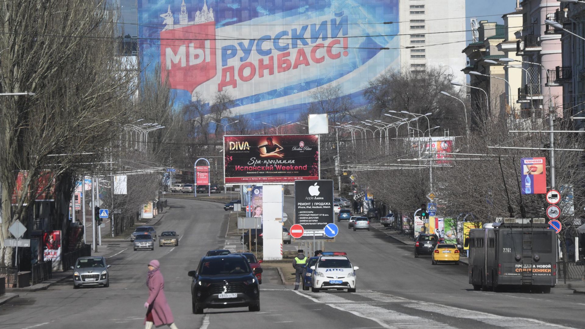 Автомобильное движение на одной из улиц в Донецке - РИА Новости, 1920, 20.02.2022