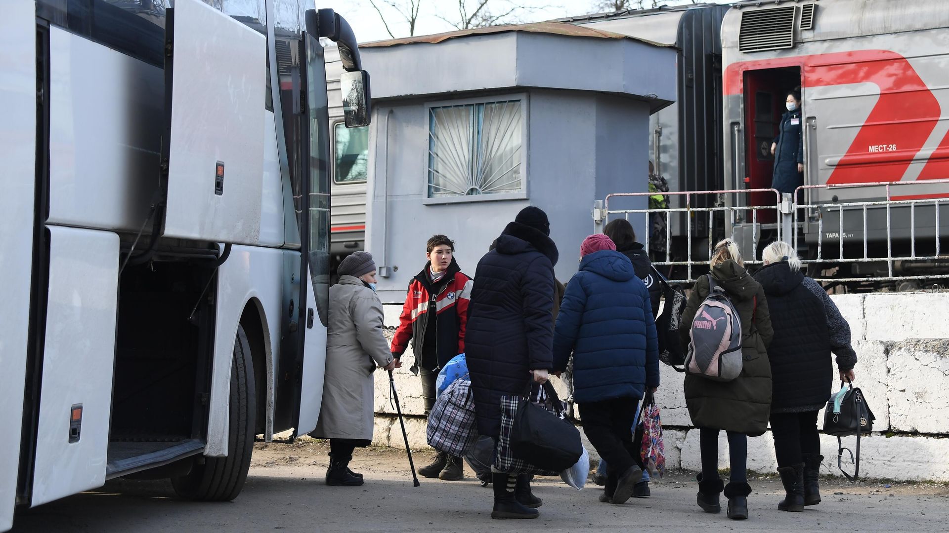 Жители Донецкой и Луганской народных республик перед посадкой в поезд  - РИА Новости, 1920, 04.03.2022
