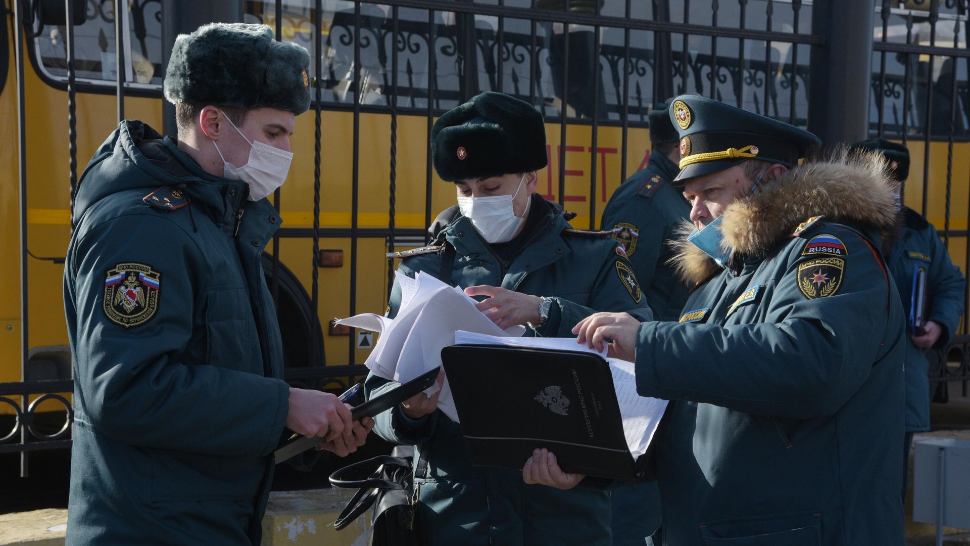 Сотрудники МЧС РФ во время встречи жителей Донбасса на железнодорожном вокзале Воронеж-1 - РИА Новости, 1920, 23.02.2022