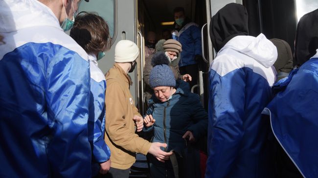 Волонтеры встречают жителей Донбасса, прибывших на железнодорожный вокзал Воронеж-1 Волонтеры встречают жителей Донбасса, прибывших на железнодорожный вокзал Воронеж-1