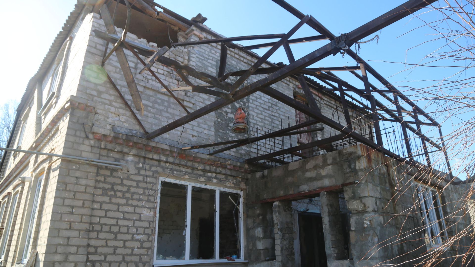 Жилой дом после обстрелов ВСУ в ДНР Жилой дом после обстрелов ВСУ в ДНР - РИА Новости, 1920, 26.02.2022