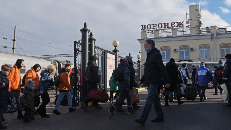 Жители Донбасса, прибывшие на железнодорожный вокзал Воронеж-1 Жители Донбасса, прибывшие на железнодорожный вокзал Воронеж-1