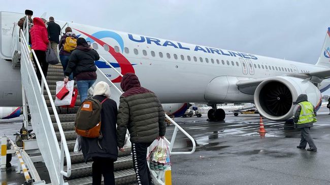 Пассажиры рейса из России на Мадейру садятся в самолет Пассажиры рейса из России на Мадейру садятся в самолет