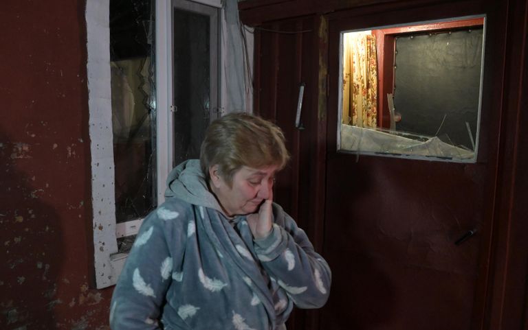 Женщина во дворе своего дома, пострадавшего в результате обстрела, в поселке шахты Трудовская в Донецке Женщина во дворе своего дома, пострадавшего в результате обстрела, в поселке шахты Трудовская в Донецке