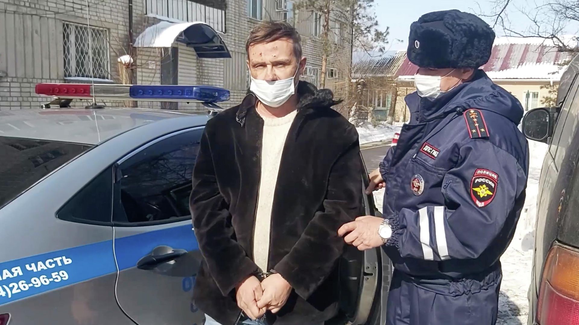 В Приморье сотрудники ГИБДД были вынуждены применить оружие для остановки машины с нетрезвым водителем В Приморье сотрудники ГИБДД были вынуждены применить оружие для остановки машины с нетрезвым водителем - РИА Новости, 1920, 21.02.2022