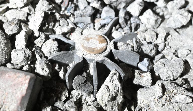 Мина во дворе жилого дома в посёлке шахты Трудовская в Донецке Мина во дворе жилого дома в посёлке шахты Трудовская в Донецке