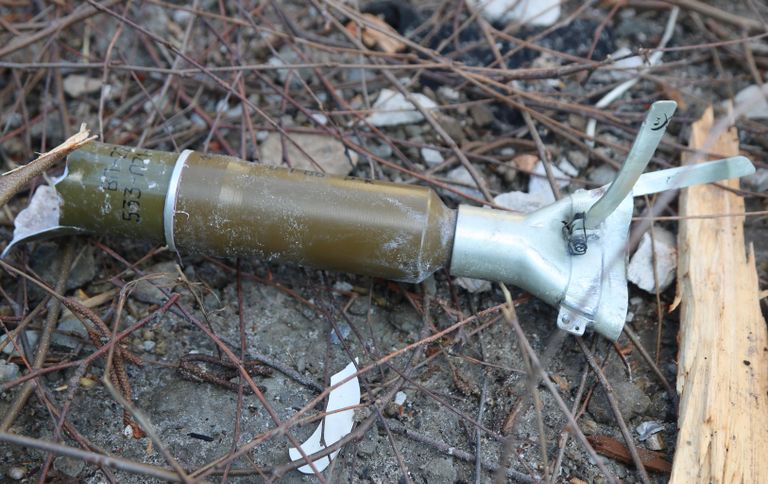 Остатки снаряда во дворе жилого дома в Киевском районе Донецка, где в ночь на 20 февраля была ликвидирована украинская диверсионная группа Остатки снаряда во дворе жилого дома в Киевском районе Донецка, где в ночь на 20 февраля была ликвидирована украинская диверсионная группа
