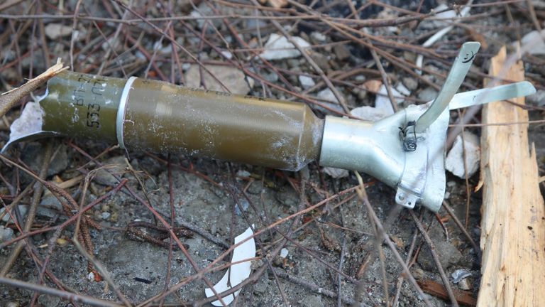 Остатки снаряда во дворе жилого дома в Киевском районе Донецка, где в ночь на 20 февраля была ликвидирована украинская диверсионная группа Остатки снаряда во дворе жилого дома в Киевском районе Донецка, где в ночь на 20 февраля была ликвидирована украинская диверсионная группа