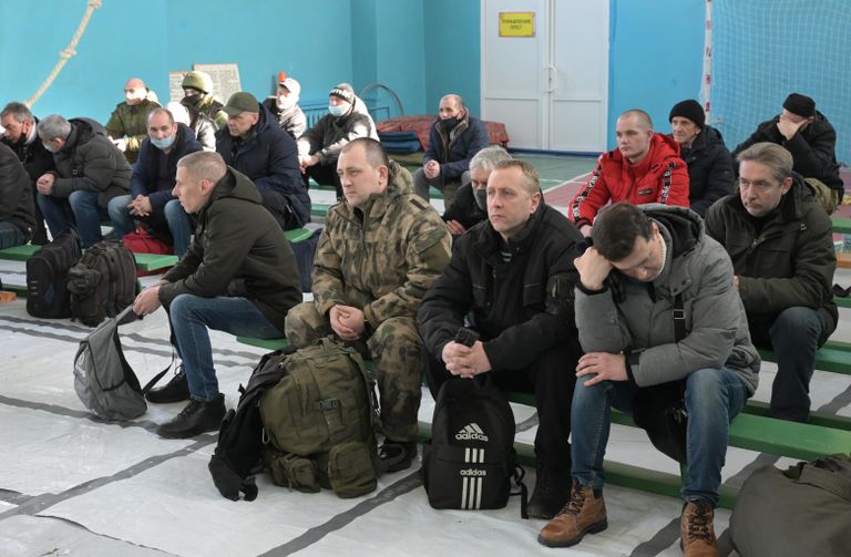 Жители на сборном пункте военного комиссариата Киевского, Ворошиловского и Калининского районов, организованном в школе №19 города Донецка Жители на сборном пункте военного комиссариата Киевского, Ворошиловского и Калининского районов, организованном в школе №19 города Донецка