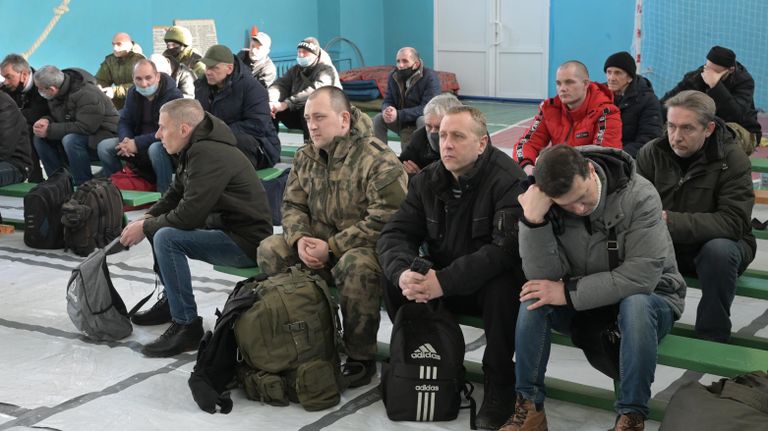 Жители на сборном пункте военного комиссариата Киевского, Ворошиловского и Калининского районов, организованном в школе №19 города Донецка Жители на сборном пункте военного комиссариата Киевского, Ворошиловского и Калининского районов, организованном в школе №19 города Донецка