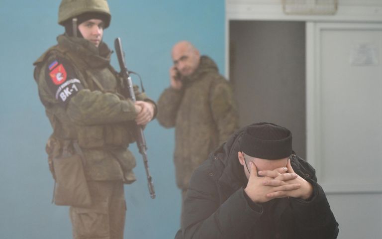 Мужчина на сборном пункте военного комиссариата Киевского, Ворошиловского и Калининского районов, организованном в школе №19 города Донецка Мужчина на сборном пункте военного комиссариата Киевского, Ворошиловского и Калининского районов, организованном в школе №19 города Донецка