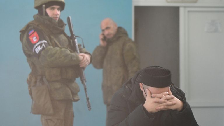 Мужчина на сборном пункте военного комиссариата Киевского, Ворошиловского и Калининского районов, организованном в школе №19 города Донецка Мужчина на сборном пункте военного комиссариата Киевского, Ворошиловского и Калининского районов, организованном в школе №19 города Донецка