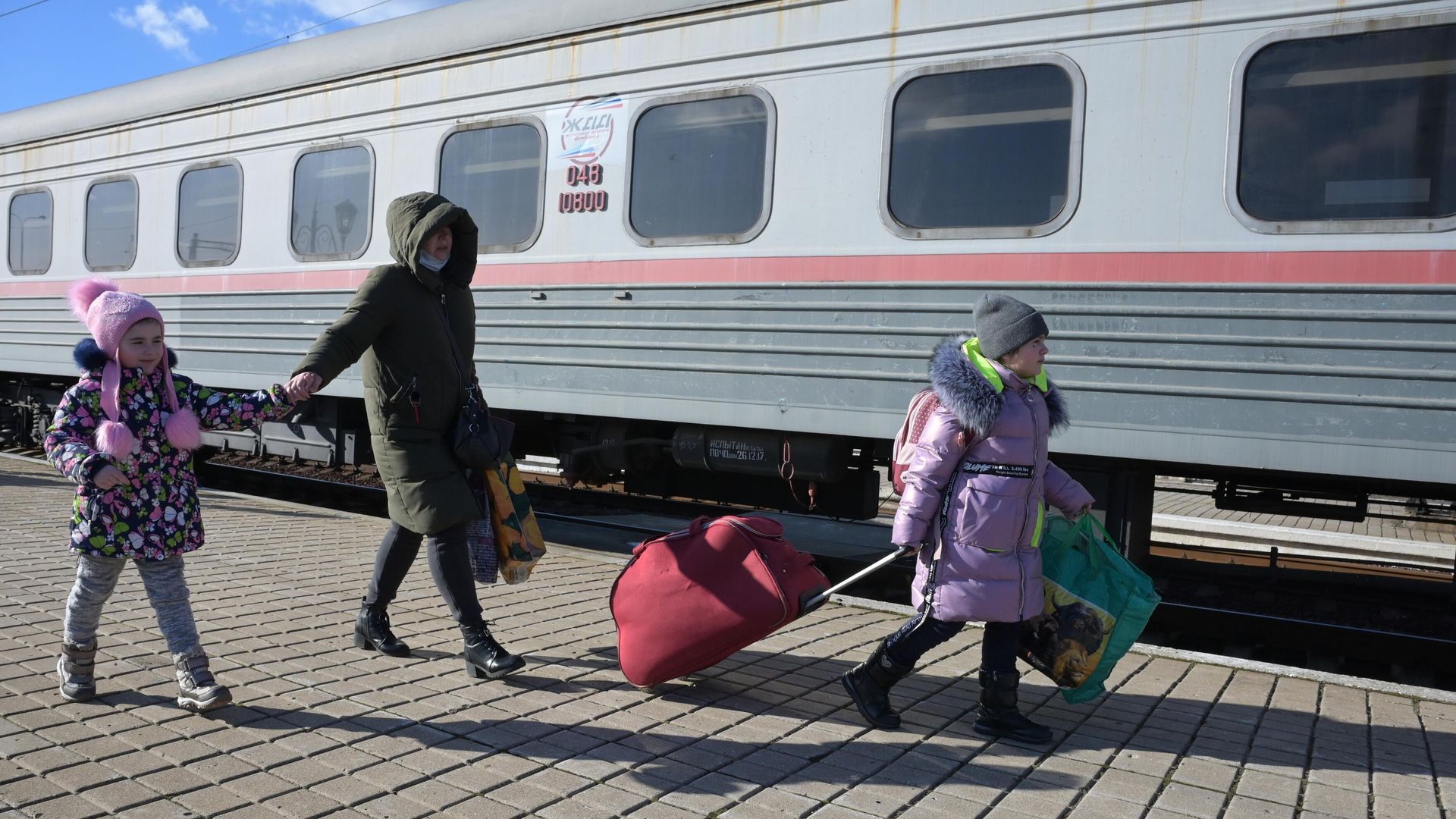 Жители Донецкой народной республики на железнодорожной станции Ясиноватая в Донецкой области перед отправкой на территорию России Жители Донецкой народной республики на железнодорожной станции Ясиноватая в Донецкой области перед отправкой на территорию России - РИА Новости, 1920, 21.02.2022