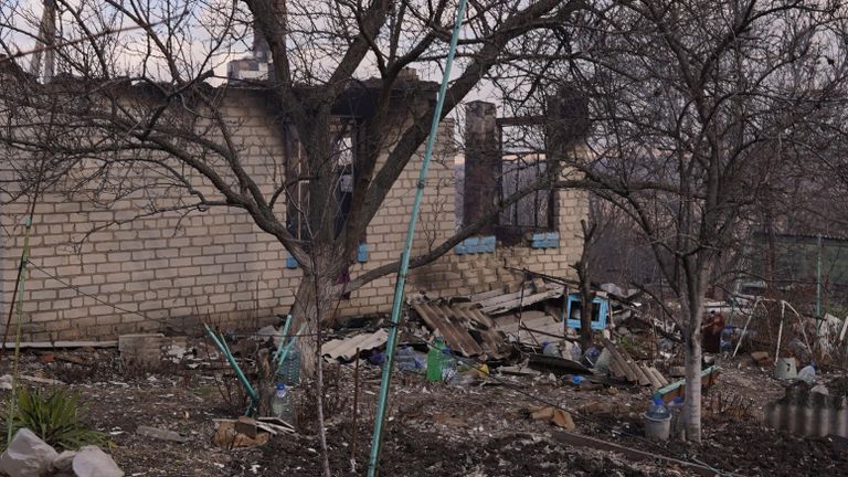 Последствия артиллерийского удара Вооруженных сил Украины по селу Пионерское в ЛНР, в результате которого погибли два человека Последствия артиллерийского удара Вооруженных сил Украины по селу Пионерское в ЛНР, в результате которого погибли два человека