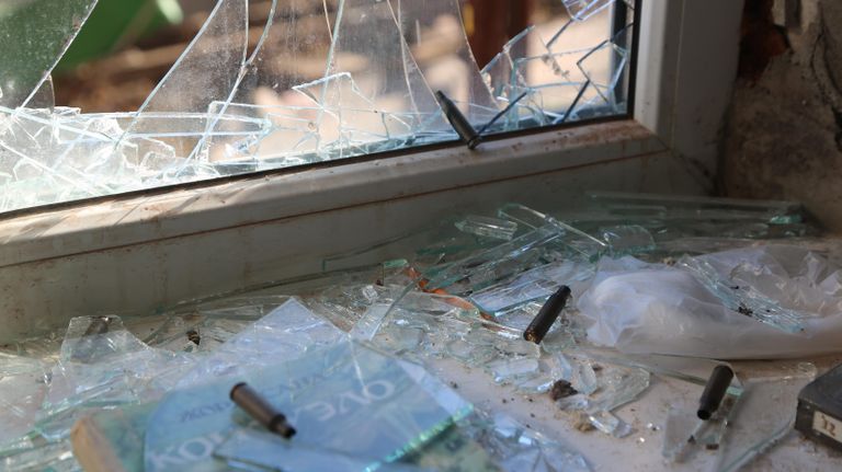 Разбитое окно и гильзы на подоконнике в жилом доме в Киевском районе Донецка, где в ночь на 20 февраля была ликвидирована украинская диверсионная группа Разбитое окно и гильзы на подоконнике в жилом доме в Киевском районе Донецка, где в ночь на 20 февраля была ликвидирована украинская диверсионная группа