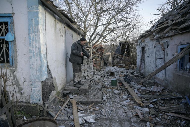 Мужчина во дворе своего дома, пострадавшего в результате обстрела в селе Тарамчук Донецкой области Мужчина во дворе своего дома, пострадавшего в результате обстрела в селе Тарамчук Донецкой области