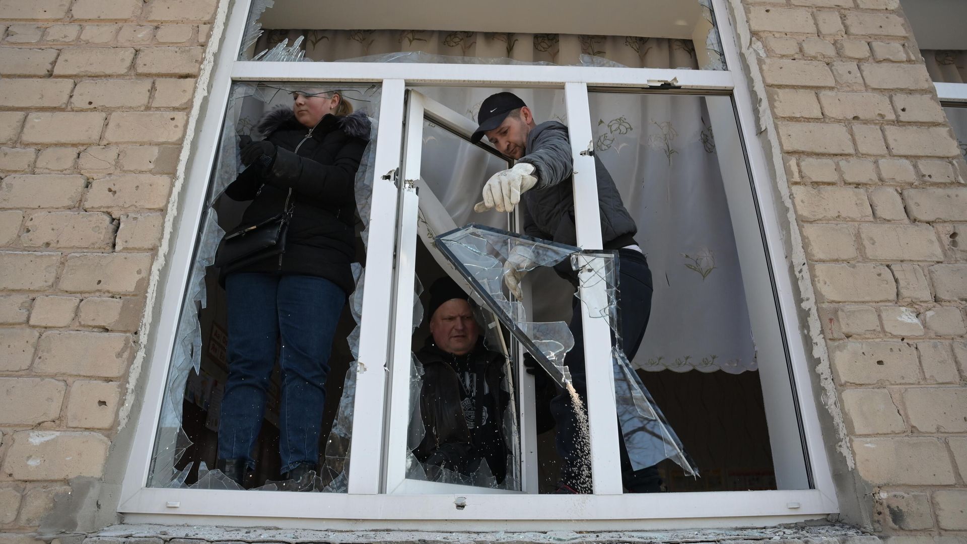 Здание школы в Петровском районе Донецка, поврежденное в результате обстрела Здание школы в Петровском районе Донецка, поврежденное в результате обстрела - РИА Новости, 1920, 21.02.2022