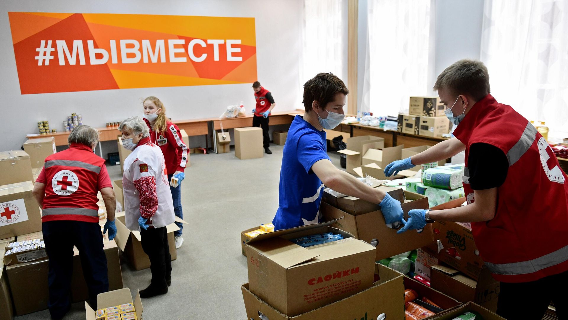 Волонтеры в пункте сбора гуманитарной помощи для беженцев из Донбасса Волонтеры в пункте сбора гуманитарной помощи для беженцев из Донбасса - РИА Новости, 1920, 27.02.2022