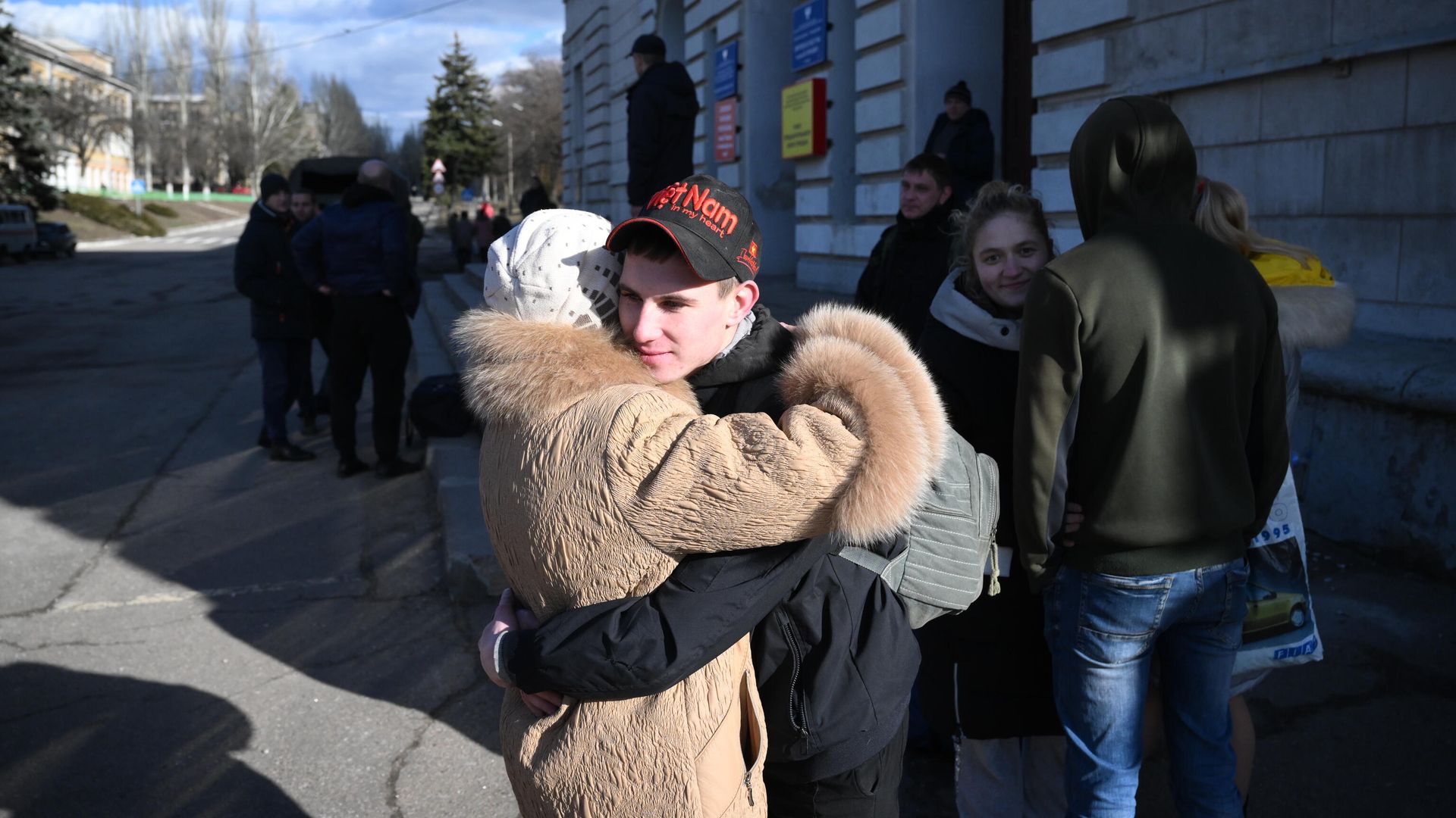 Люди у сборного пункта военкомата в Кировском районе Донецка Люди у сборного пункта военкомата в Кировском районе Донецка - РИА Новости, 1920, 21.02.2022